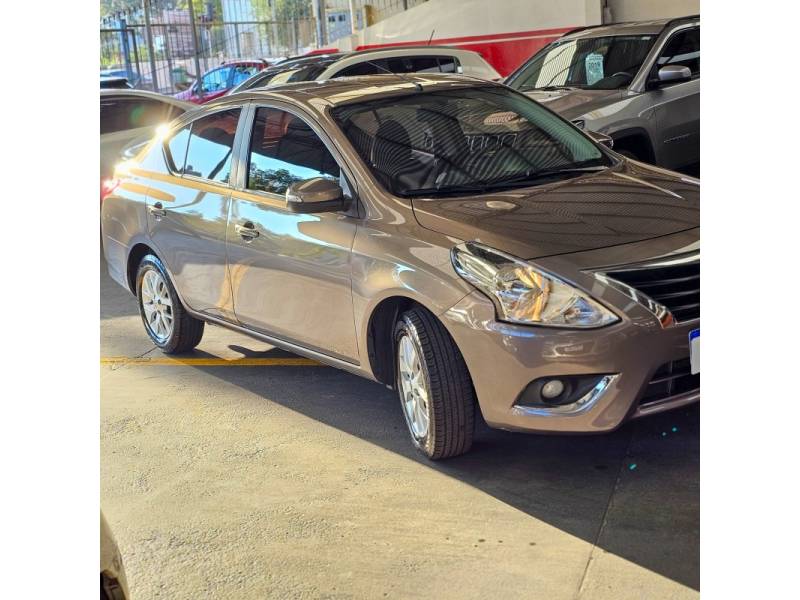 NISSAN - VERSA - 2020/2020 - Dourada - Sob Consulta