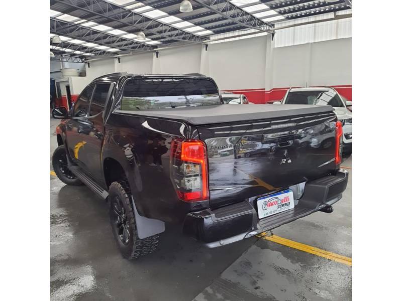 MITSUBISHI - L200 - 2022/2022 - Preta - Sob Consulta
