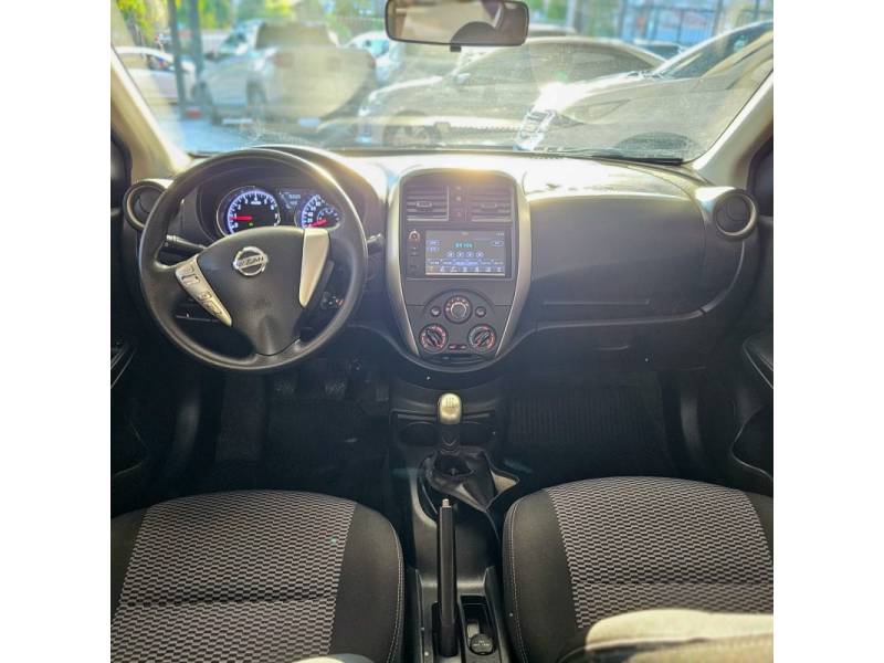 NISSAN - VERSA - 2020/2020 - Dourada - Sob Consulta