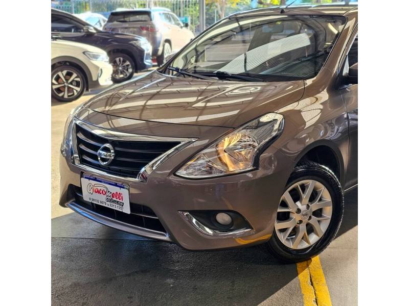 NISSAN - VERSA - 2020/2020 - Dourada - Sob Consulta